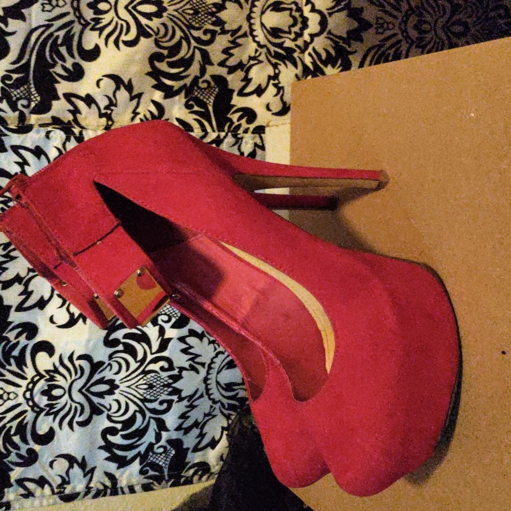 Red ankle strap gold plated accessory platform heel size 10
